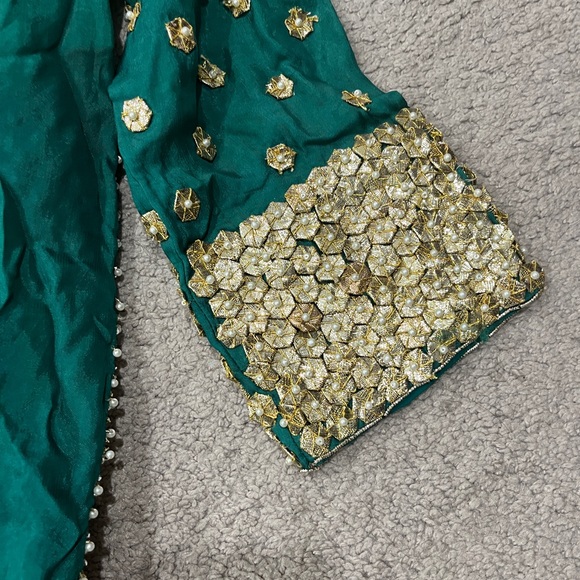 Elegant Green and Gold wedding dress - Picture 5 of 8